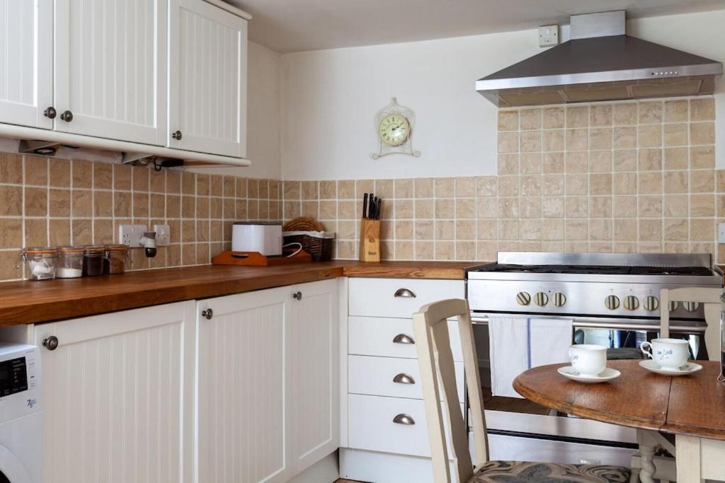 Teasel Cross Cottage, Painswick ストラウド エクステリア 写真